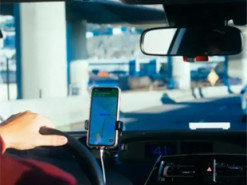 Як безпечно зарядити телефон в машині: на що потрібно обов'язково звернути увагу