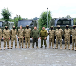 Влада Дніпра закупила та передала ЗСУ вантажівки підвищеної прохідності