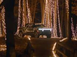 Електрокар з розеткою в багажнику засвітив гірлянду на 20 000 лампочок