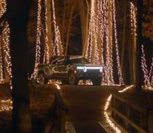 Електрокар з розеткою в багажнику засвітив гірлянду на 20 000 лампочок