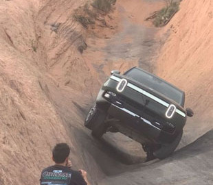 Внедорожные возможности электрического пикапа Rivian R1T продемонстрировали на видео