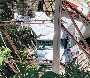 Навигатор обманул водителя грузовика, и тот упал в реку