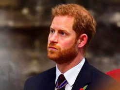 Принц Гарри из-за тоски по дому и друзьям не выпускает из рук телефон