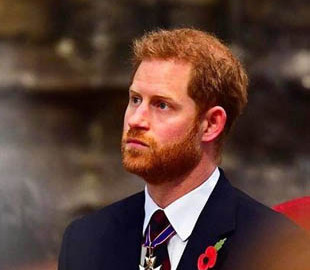 Принц Гарри из-за тоски по дому и друзьям не выпускает из рук телефон