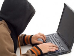 Интернет-мошенники подсунули женщине вместо золотой цепочки дешевую подделку