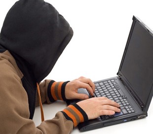 Интернет-мошенники подсунули женщине вместо золотой цепочки дешевую подделку