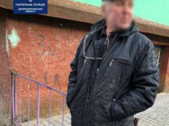 В Днепре пьяный мужчина отобрал телефоны у детей и разбил их