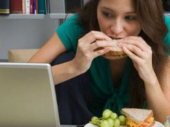 Медики: еда за компьютером ассоциируется с развитием рака