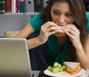 Медики: еда за компьютером ассоциируется с развитием рака
