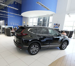 У РФ майже не залишилось преміум авто, а "спрощена" LADA Niva не доїхала до дилерів