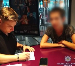 Кина не будет: в кинотеатре полицейские задержали "пирата"