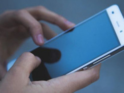 В Латвии для украинских беженцев продлили бесплатную мобильную связь