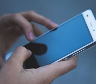 В Латвии для украинских беженцев продлили бесплатную мобильную связь