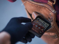 Чоловік викрав у продавчині телефон, поки ніхто не бачив