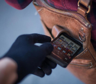 Чоловік викрав у продавчині телефон, поки ніхто не бачив