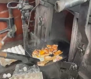 "Покупаю паровоз!": Сеть насмешило видео, как машинисты с Гайворона жарят яичницу на лопате в печке поезда