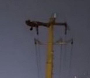 Китаец, качающий пресс на верхушке электрического столба, обесточил целый город