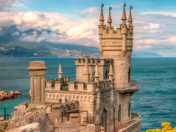 Забирают телефон и отправляют в военкомат: в Крыму оккупанты начали забирать молодежь на войну