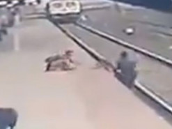 За секунду до верной гибели: в Индии мужчина спас ребенка от поезда и стал местным героем