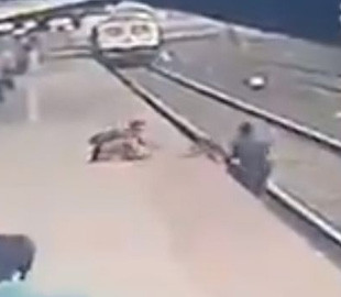 За секунду до верной гибели: в Индии мужчина спас ребенка от поезда и стал местным героем