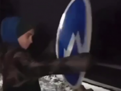 Сорвал дорожный знак и похвастался в сторис: в Харькове полиция разыскивает блогера