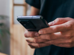 Чи потрібно вручну закривати застосунки на Android та iOS