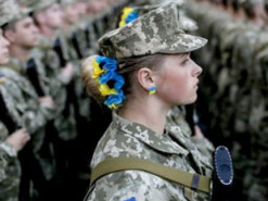 Приймальні дні - вівторок і четвер: соцмережі вибухнули мемами через новину про військовий облік жінок