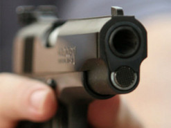 На Одещині п’яний чоловік погрожував пістолетом відвідувачам магазину