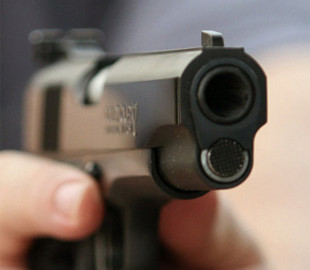 На Одещині п’яний чоловік погрожував пістолетом відвідувачам магазину