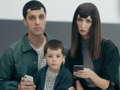 Samsung снова издевается над Apple