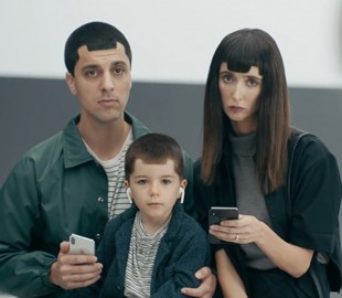 Samsung снова издевается над Apple