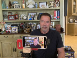 "Будет забыт как нерелевантный твит". Шварценеггер назвал Трампа худшим президентом США