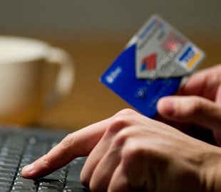 Интернет-мошенники выманили у женщины крупную сумму денег