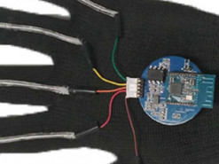 Калифорнийские робототехники представили перчатку, переводящую язык жестов в речь