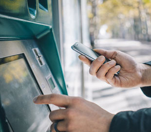 «Ошибка» банкомата позволила мошеннику обворовать украинцев на более 1 млн грн