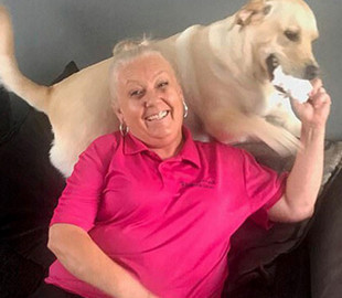 Чрезмерная радость собаки едва не стоила бабушке волос