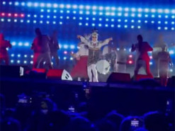 Данилко вперше вийшов на сцену без костюма Сердючки і заспівав провокативну пісню