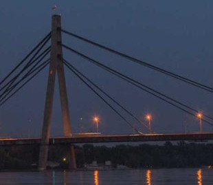 У Києві частково обмежили рух на мосту через Десенку