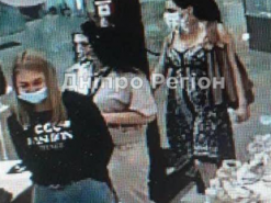 Працюють швидко і зухвало: у Дніпрі дві крадійки витягли телефон, коли жінка міряла взуття