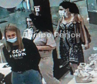 Працюють швидко і зухвало: у Дніпрі дві крадійки витягли телефон, коли жінка міряла взуття