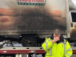 Полицейские повеселили снимками на фоне сгоревшего грузовика с пончиками