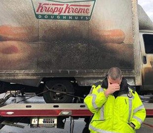 Полицейские повеселили снимками на фоне сгоревшего грузовика с пончиками