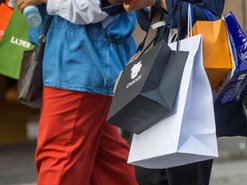 Китаянка попросила перенести операцию ради распродажи