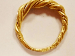 У Норвегії дівчина випадково купила на аукціоні золоту каблучку вікінгів (фото)