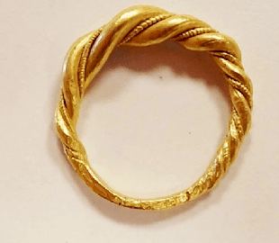 У Норвегії дівчина випадково купила на аукціоні золоту каблучку вікінгів (фото)