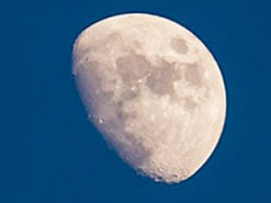 Ученые заметили на Луне аномальный кратер