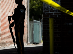 Десятки человек разграбили магазин электроники в США