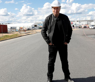 На немецком заводе Tesla разрешили фестиваль, а производство — пока нет