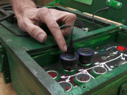 Заряджає одразу 15 телефонів: дніпрянин створив унікальний повербанк