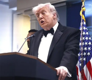 “Без мене ви збанкрутуєте”: Дональд Трамп виступив на вечері кореспондентів, де розкритикував ЗМІ